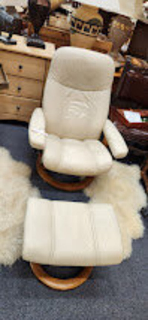 Stressless Ekornes Norway Medium Recliner w/Ottoman